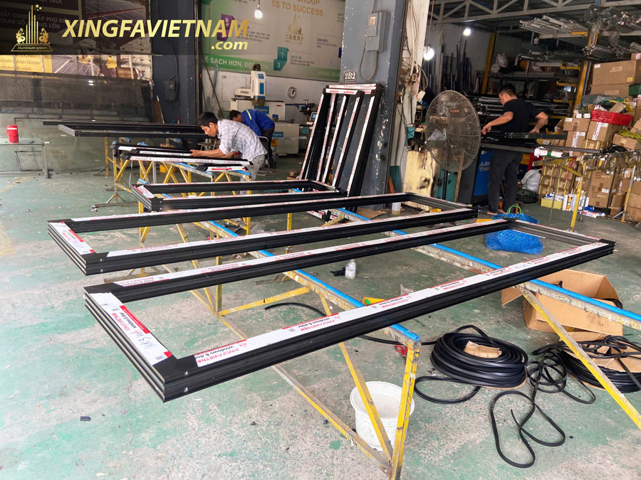Hình Ảnh Sản Xuất Cửa Nhôm Cầu Cách Nhiệt Xingfa C-Class Tại Xưởng