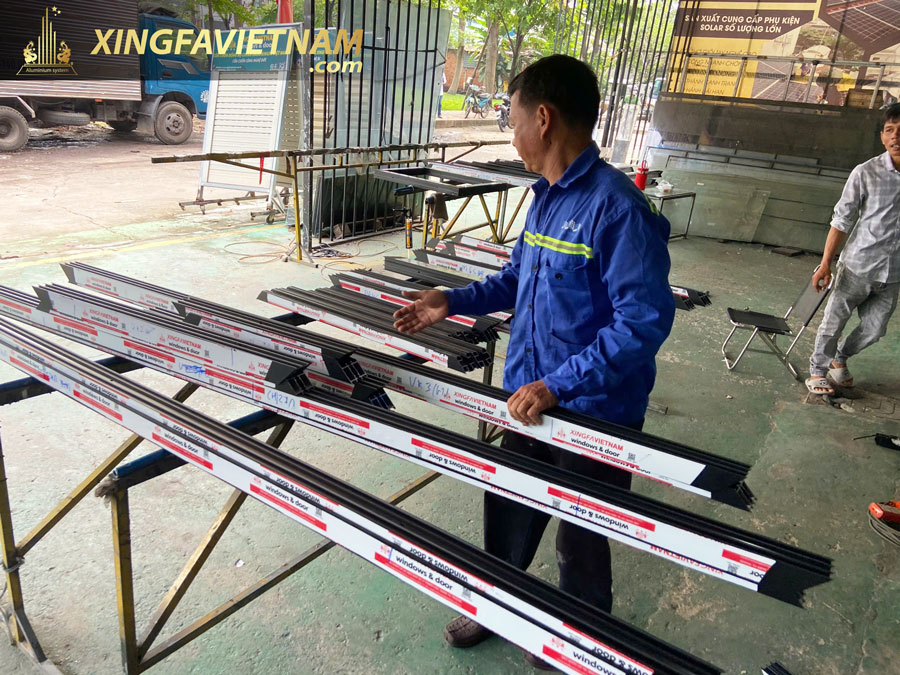 Hình Ảnh Sản Xuất Cửa Nhôm Cầu Cách Nhiệt Xingfa C-Class Tại Xưởng