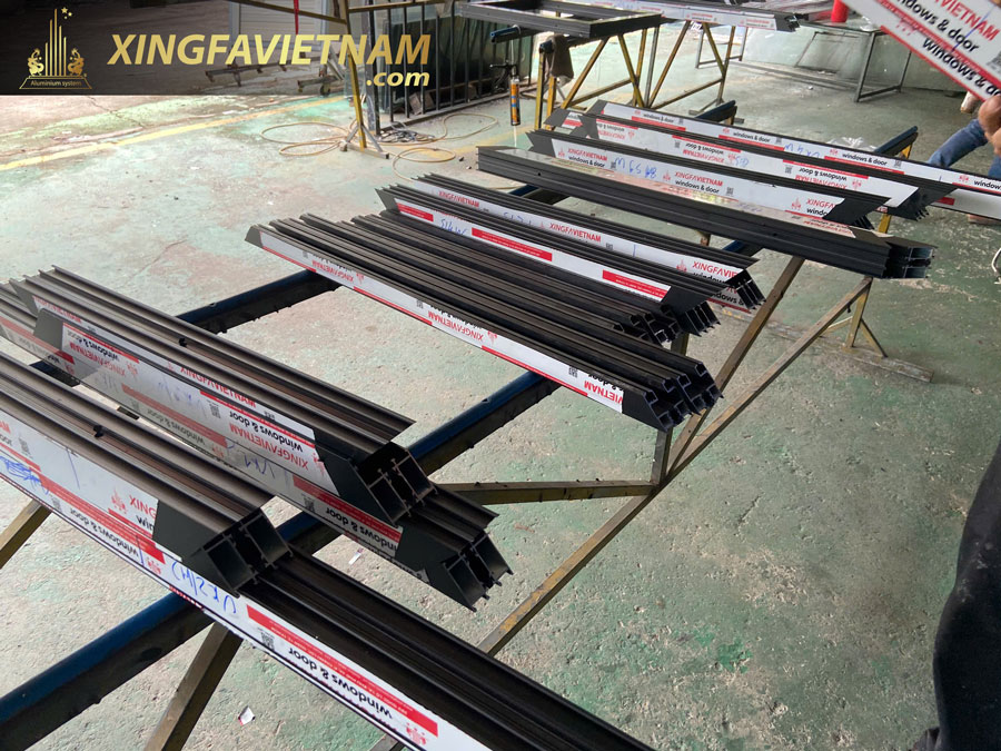 Hình Ảnh Sản Xuất Cửa Nhôm Cầu Cách Nhiệt Xingfa C-Class Tại Xưởng