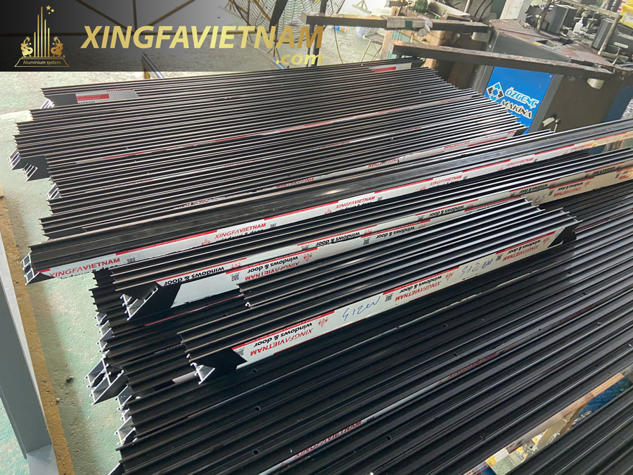 Hình Ảnh Sản Xuất Cửa Nhôm Cầu Cách Nhiệt Xingfa C-Class Tại Xưởng