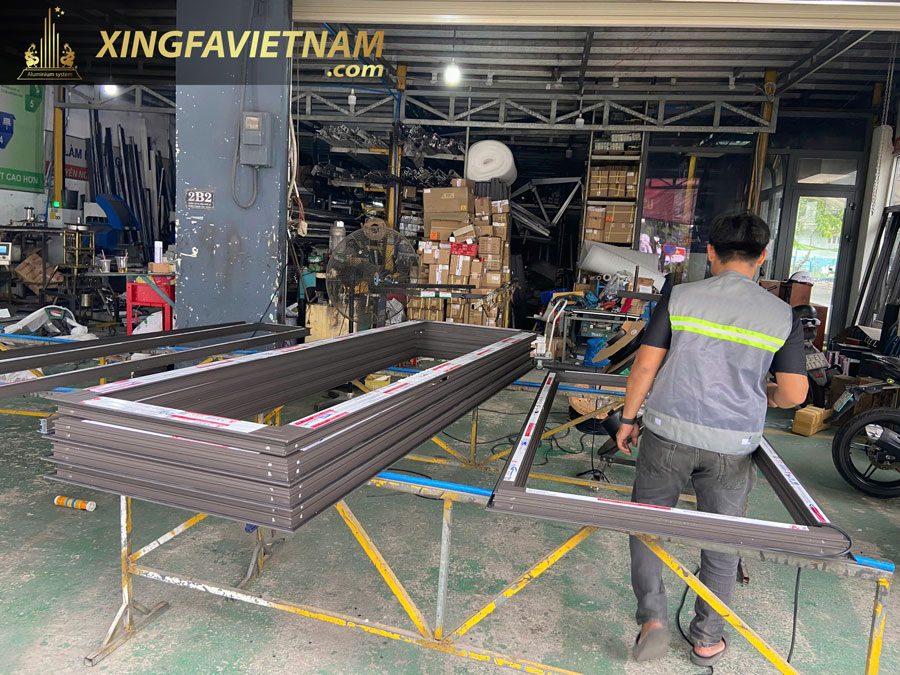 Hình ảnh hoạt động sản xuất cửa nhôm Xingfa cho công trình ở Cà Mau