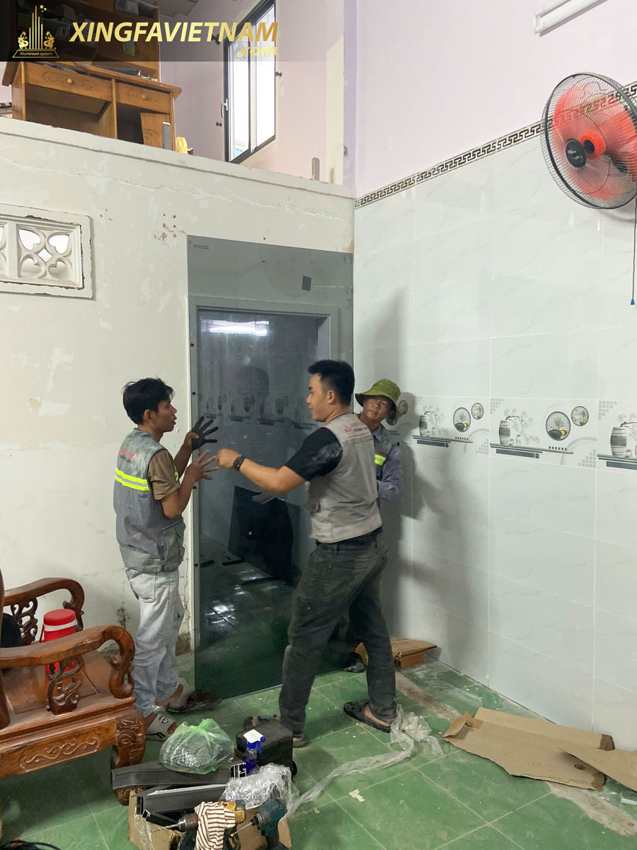 Hình ảnh thực tế thi công lắp đặt cửa nhôm cho anh Vinh tại Hóc Môn