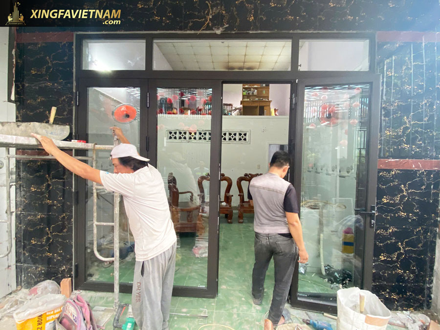 Hình ảnh thực tế thi công lắp đặt cửa nhôm cho anh Vinh tại Hóc Môn