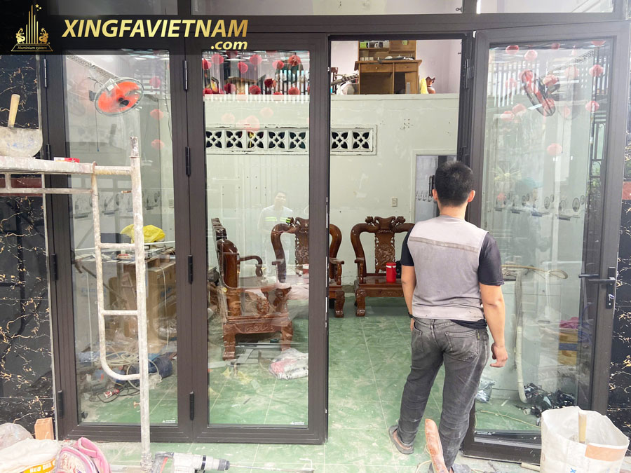 Hình ảnh thực tế thi công lắp đặt cửa nhôm cho anh Vinh tại Hóc Môn