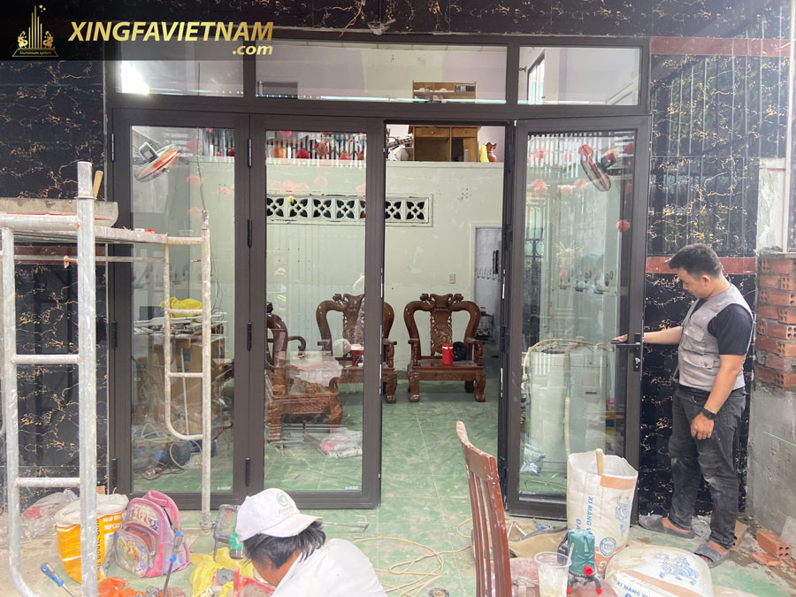Hình ảnh thực tế thi công lắp đặt cửa nhôm cho anh Vinh tại Hóc Môn
