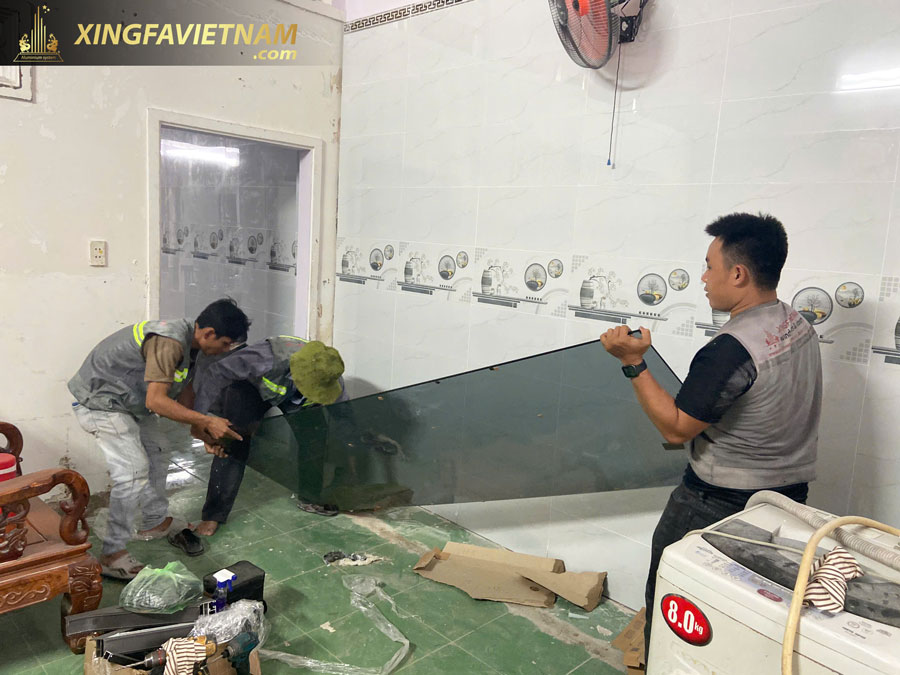 Hình ảnh thực tế thi công lắp đặt cửa nhôm cho anh Vinh tại Hóc Môn
