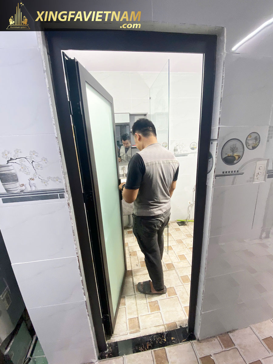 Hình ảnh thực tế thi công lắp đặt cửa nhôm cho anh Vinh tại Hóc Môn
