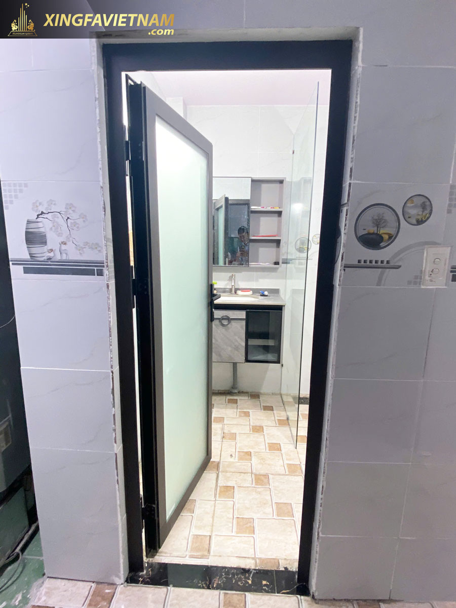Hình ảnh thực tế thi công lắp đặt cửa nhôm cho anh Vinh tại Hóc Môn