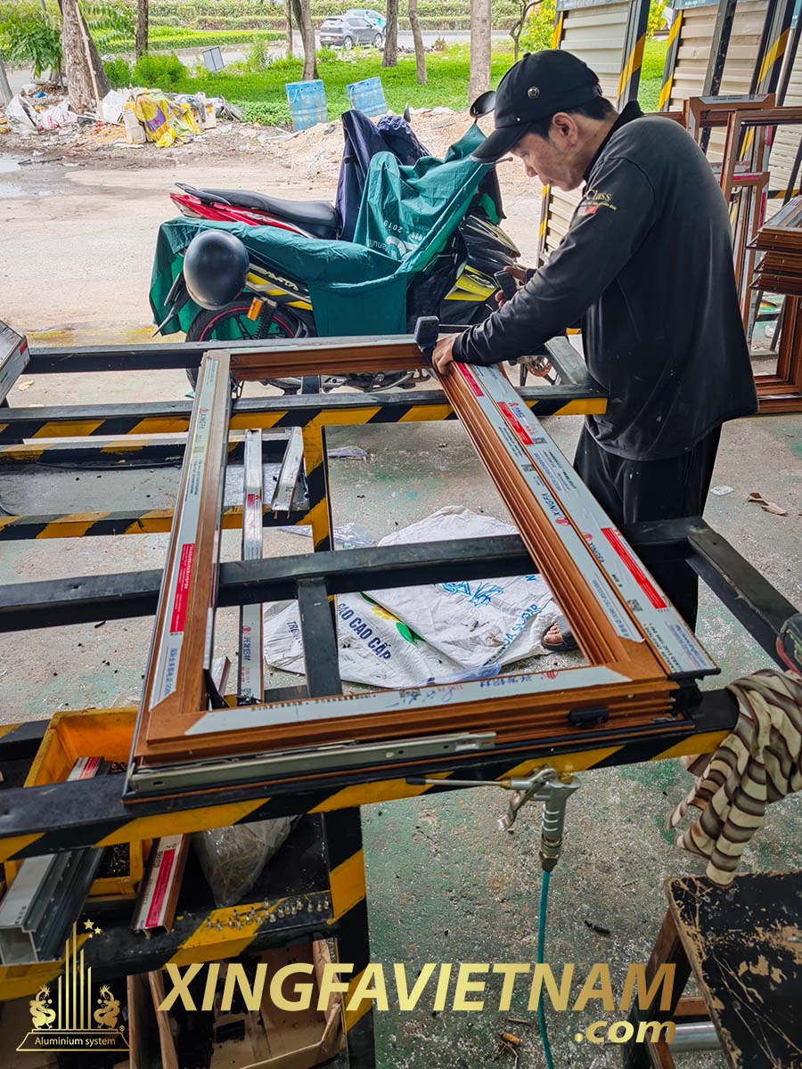 Gia công khung cửa nhôm Xingfa và kiểm tra góc liên kết